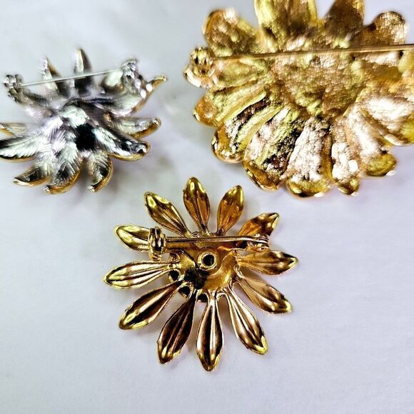 Vintage Set of Three Gold Tone Metal Floral Green Rhinestone Flower Brooch Pins - Picture 6 of 9